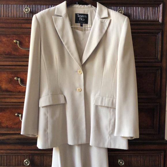 Two piece classic pant suit - Picture 2 of 7